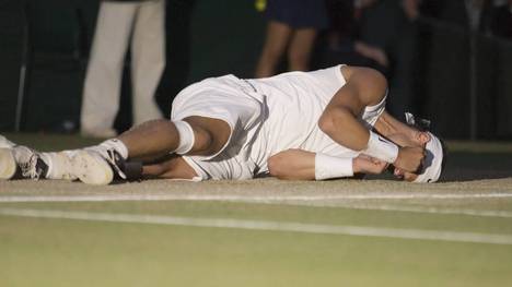 Rafael Nadal bejubelt seinen Wimbledon-Finalsieg 2008 gegen Roger Federer