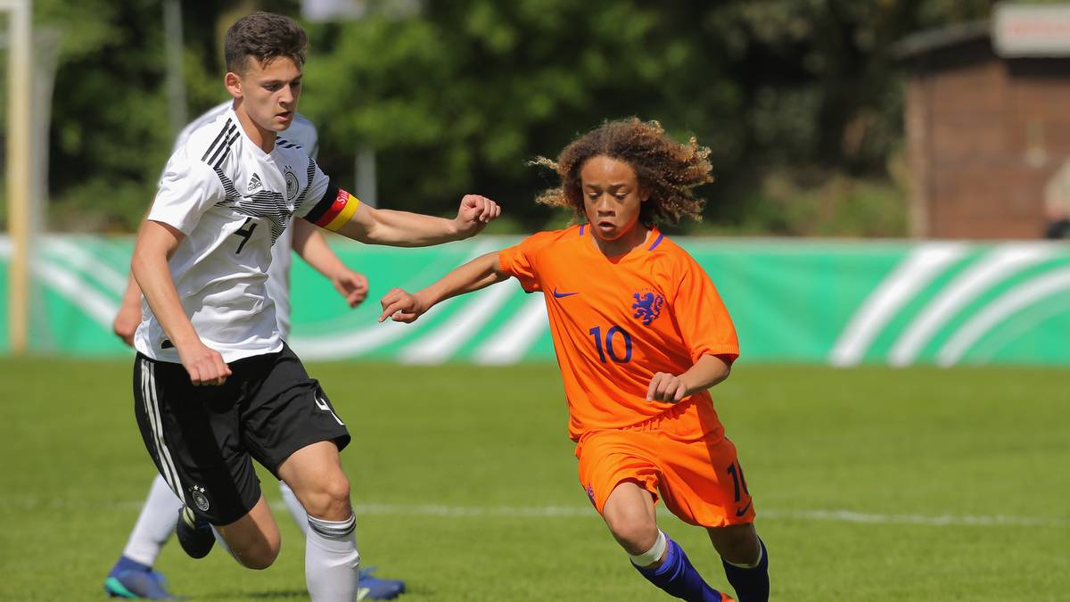 Wunderkind, Werbeikone, Social-Media-Star. Xavi Simons (r.) ist 16 Jahre und wechselte in diesem Sommer vom FC Barcelona zu Paris Saint-Germain. Möglich machte dies der Star-Berater Mino Raiola. Mega-Gehalt bei PSG, Ausrüstervertrag mit Nike und 1,8 Millionen Abonnenten auf Insta. Es läuft bei Simons