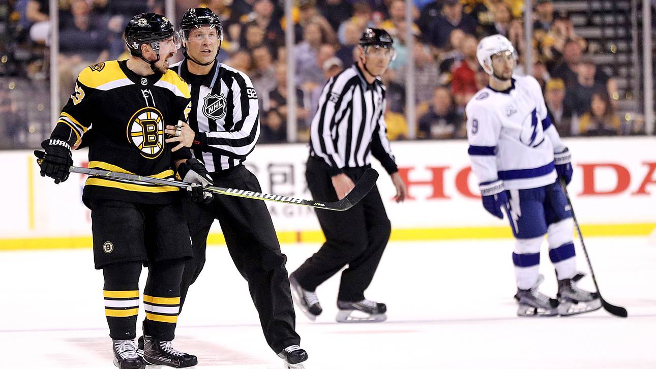 NHL-Star leckt Gegenspieler ab