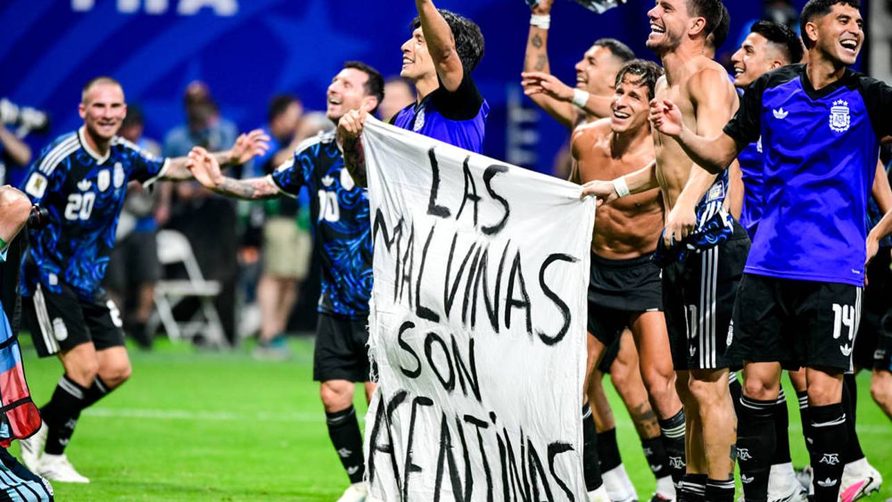 Argentiniens Spieler feierten nach dem Spiel mit einem Banner