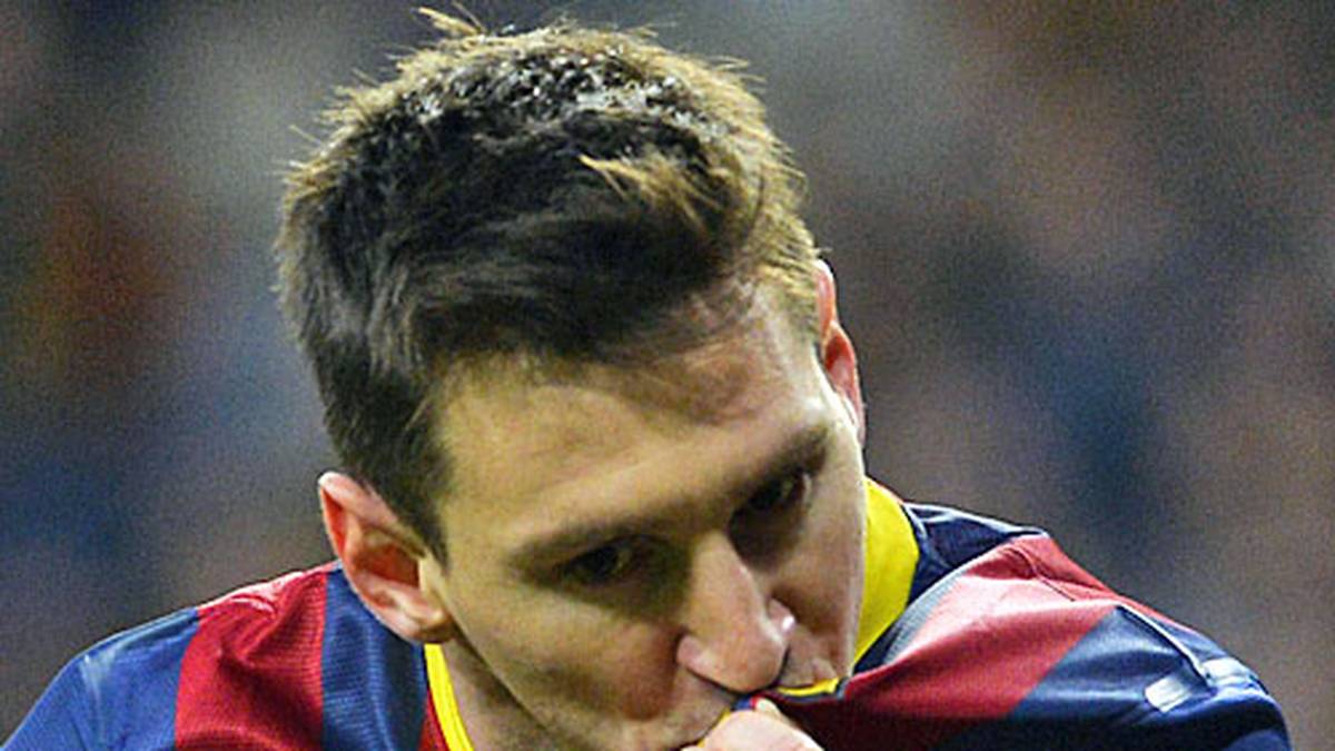 Zumindest in den Ligaspielen 2013/2014 sind Messi und die Katalanen obenauf. Das Hinspiel geht mit 2:1 an Barca, das Rückspiel wird torreich. 3:4 unterliegen die Königlichen im  Estadio Santiago Bernabeu. Es ist einer der wenigen Höhepunkte für Messi in dieser Spielzeit - er erzielt drei Tore