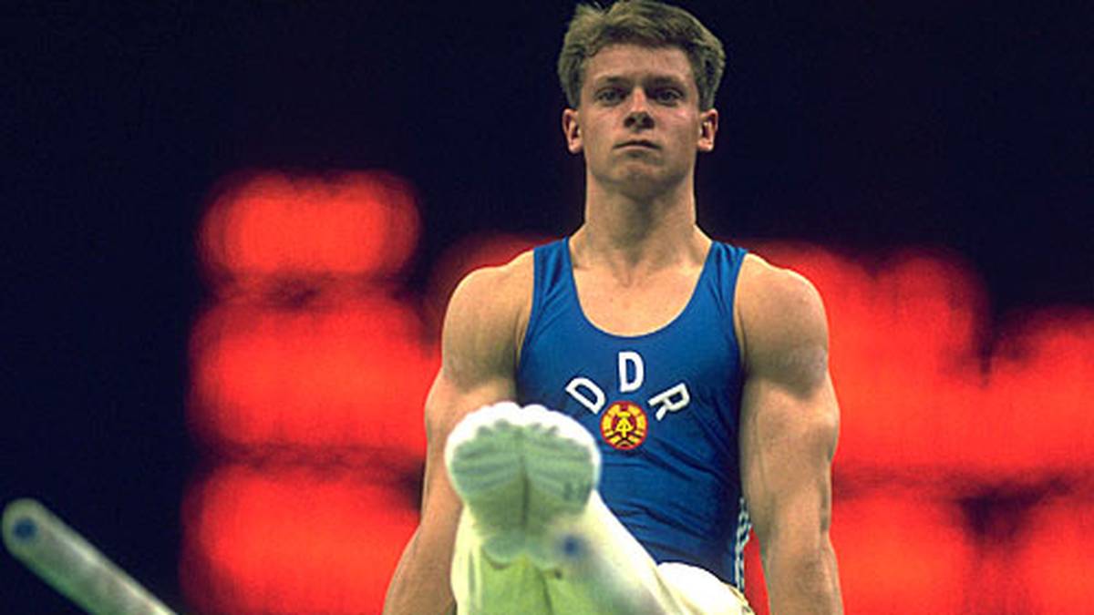 In Atlanta schlägt die große Stunde von Andreas Wecker. Der Kunstturner mit dem Reck als Spezialgerät gewinnt auf seine alten Athletentage Olympia-Gold, nachdem er zuvor bereits Welt- und Europameister wird. Mit der DDR-Riege holt er unter anderem 1988 Silber im Mannschafts-Mehrkampf, wird ein Jahr darauf der letzte DDR-Sportler des Jahres