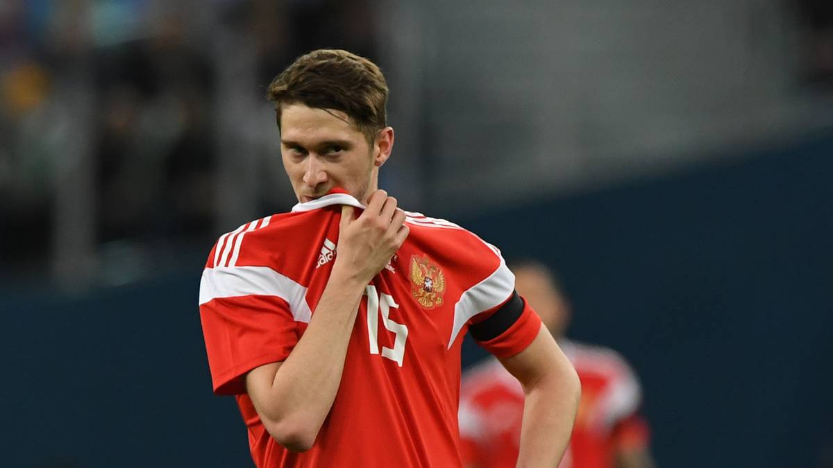 PLATZ 16 - RUSSLAND: Der WM-Gastgeber testete zuletzt gegen starke Gegner wie Brasilien (0:3) und Frankreich (1:3). Gegen die Franzosen gelang immerhin ein Tor, doch international ist die Sbornaja nicht konkurrenzfähig. Immerhin winkt in der Gruppe mit Uruguay, Ägypten und Saudi-Arabien das Achtelfinale