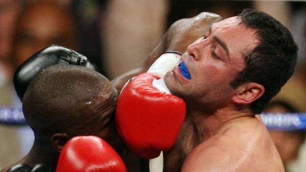 Oscar De la Hoya (R) fights with Floyd M...