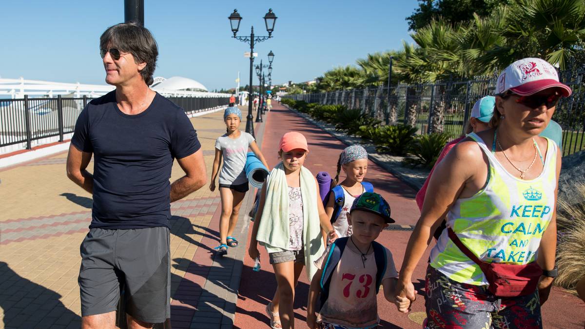 Nach dem tristen Aufenthalt in Watutinki bei Moskau ist die Sonne von Sotschi ein willkommener Tapetenwechsel für Löw und Co.