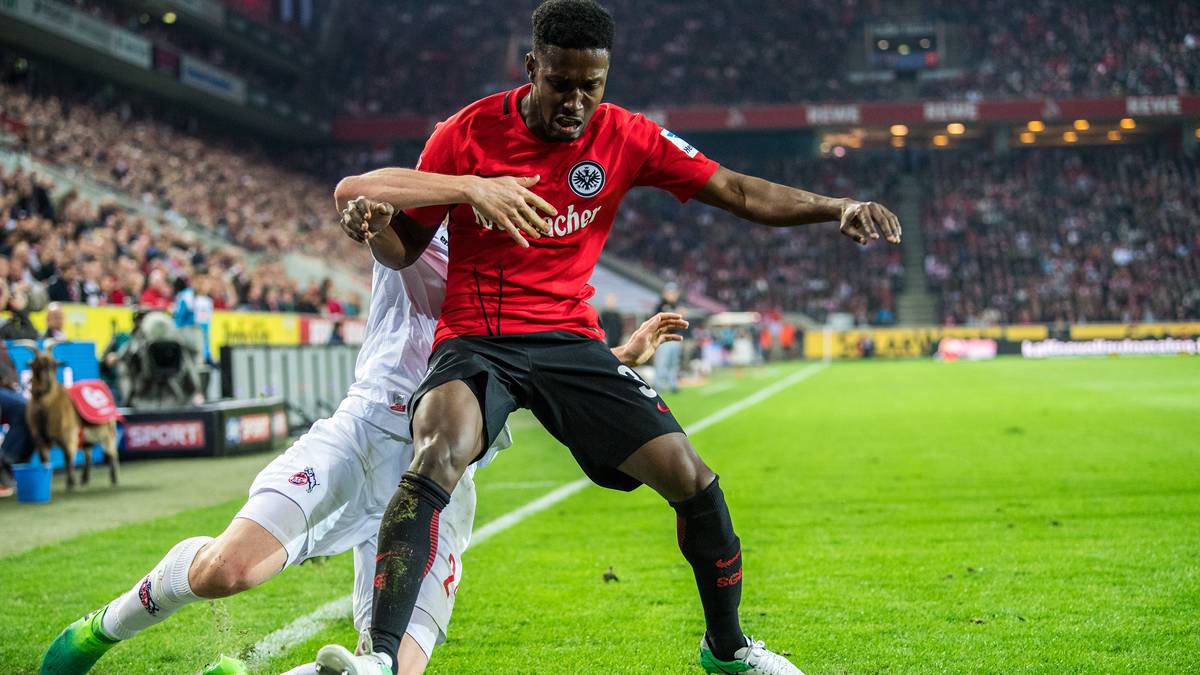 Viel Spaß hat die Kanzerin an dem Spiel zunächst nicht. Wie beim Zweikampf zwischen Lukas Klünter und Taleb Tawatha ist die erste Hälfte vor allem durch Kampf und Krampf geprägt