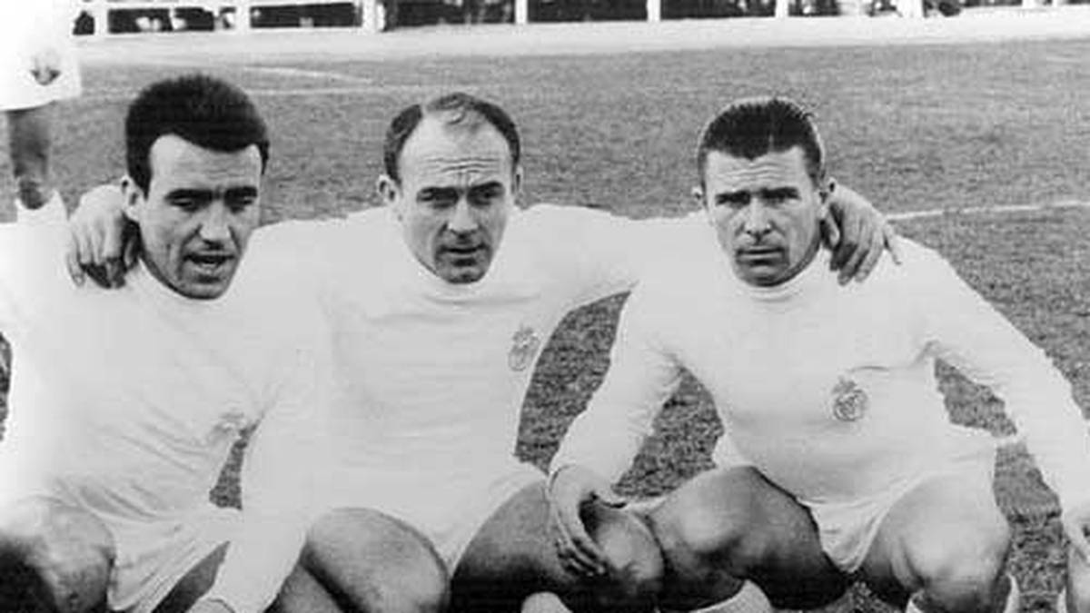 Das sind die großen Männer des Klassikers in früheren Zeiten: Alfredo Di Stefano (M.) und Ferenc Puskas (r.) sind in den 1950ern und 60ern die Stars des "Weißen Balletts" aus Madrid. Dabei hat der begnadete Di Stefano schon einen Vorvertrag bei Barca unterschrieben, bevor ihn sich Real schnappt. Ein Grund unter vielen für die ewig junge Rivalität