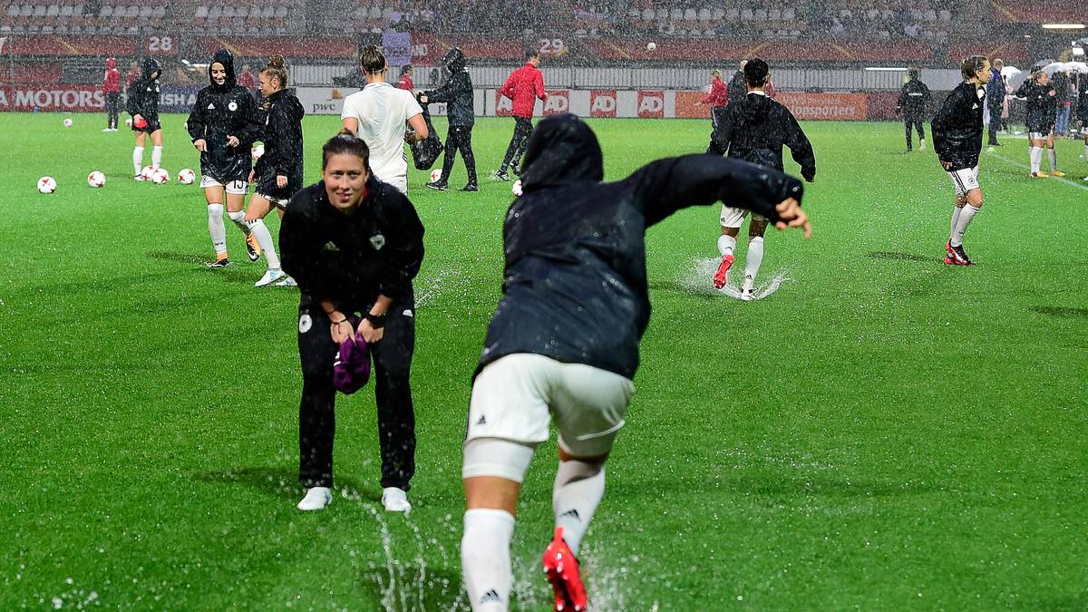 Als die Niederschläge zeitweilig nachlassen, wärmen sich die Spielerinnen ab 21.30 Uhr ein zweites Mal auf