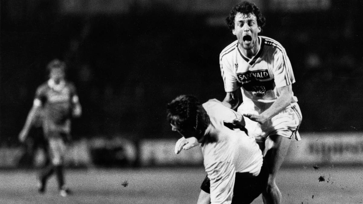 Kölns Torwart Bodo Illgner bringt 1987 den Stuttgarter Karl Allgöwer zu Fall. Der Schwabe erleidet eine Knochenabsplitterung in der Schulter, Allgöwer droht gar die Invalidität und verklagt den deutschen Weltmeister-Torwart von 1990 zivilrechtlich. Das Stuttgarter Landgericht kann Illgner allerdings keinen Vorsatz nachweisen