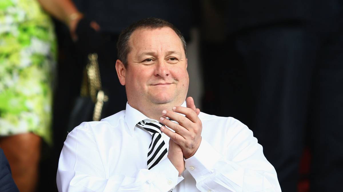 PLATZ 5: NEWCASTLE UNITED - HASSFIGUR: Seit 2009 schon versucht Mike Ashley, Newcastle United wieder zu verkaufen. Dabei hatte der Unternehmer, der mit dem Verkauf von Sportartikeln ein Vermögen von fast fünf Milliarden Euro anhäufte, den Klub erst 2007 durch einen Überraschungscoup erworben. Über Nacht hatte Ashley damals für 85 Millionen Euro rund 40 Prozent der Anteile gekauft und dem Aufsichtsrat daraufhin das Angebot gemacht, den Rest auch noch zu übernehmen. Zwei Jahre später aber sagte er, der Kauf sei ein Fehler gewesen. Verkaufen konnte er seine Anteile aber bis heute nicht. Also feuert er immer noch in schöner Regelmäßigkeit Trainer, Geschäftsführer und Spieler. Ashley ist wohl der unbeliebteste Eigentümer eines Premier League Klubs. Selbst wenn er nicht im Stadion ist, gibt es ihm zu Ehren ein Pfeifkonzert