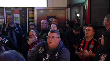 Niedergeschlagenheit gepaart mit einem Fünkchen Hoffnung, so lässt sich die Stimmung der Leverkusen-Fans nach dem gestrigen Championsleague-Debakel in München zusammenfassen. Sport1 war in der Kultkneipe der LEV-Szene 86 dabei, als das Team von Xabi Alonso unter die Räder kam. Ein ernüchternder Abend in München und auch in Leverkusen.