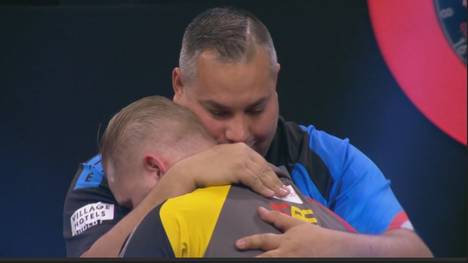 So etwas sieht man auch selten: Dimitri Van den Bergh versagen im Achtelfinale gegen Jermaine Wattimena im Decider völlig die Nerven.