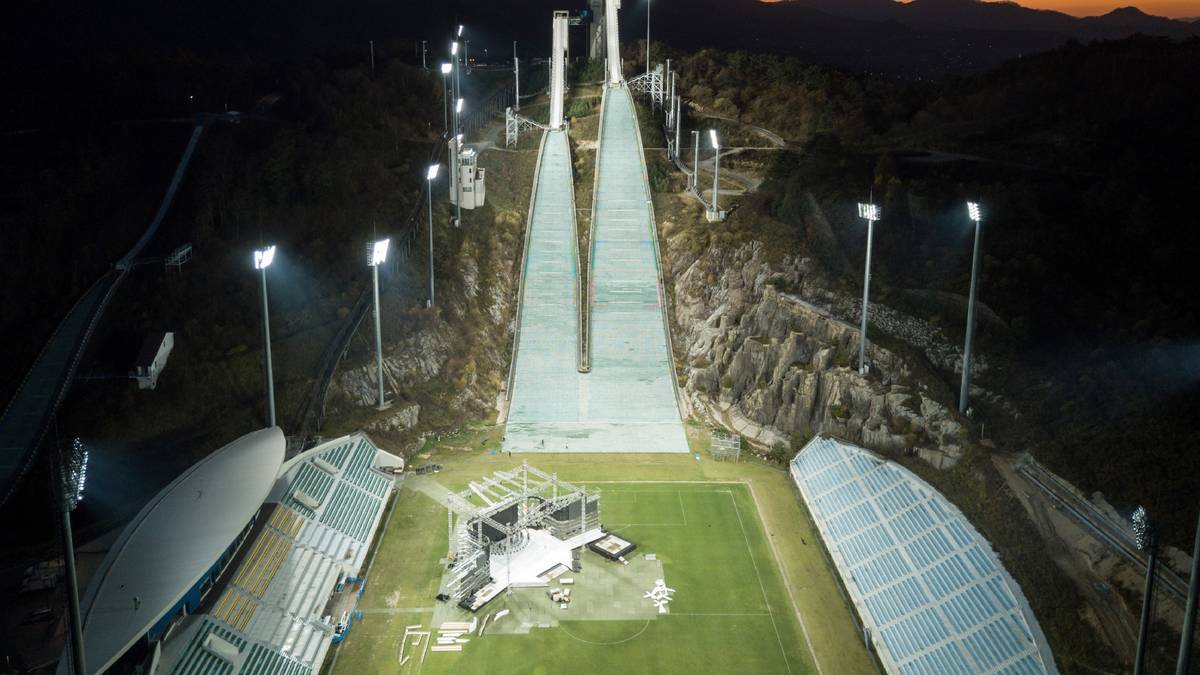 ALPENSIA SKI JUMPING CENTRE: Sommeransicht mit Fußballstadion in der Auslaufzone