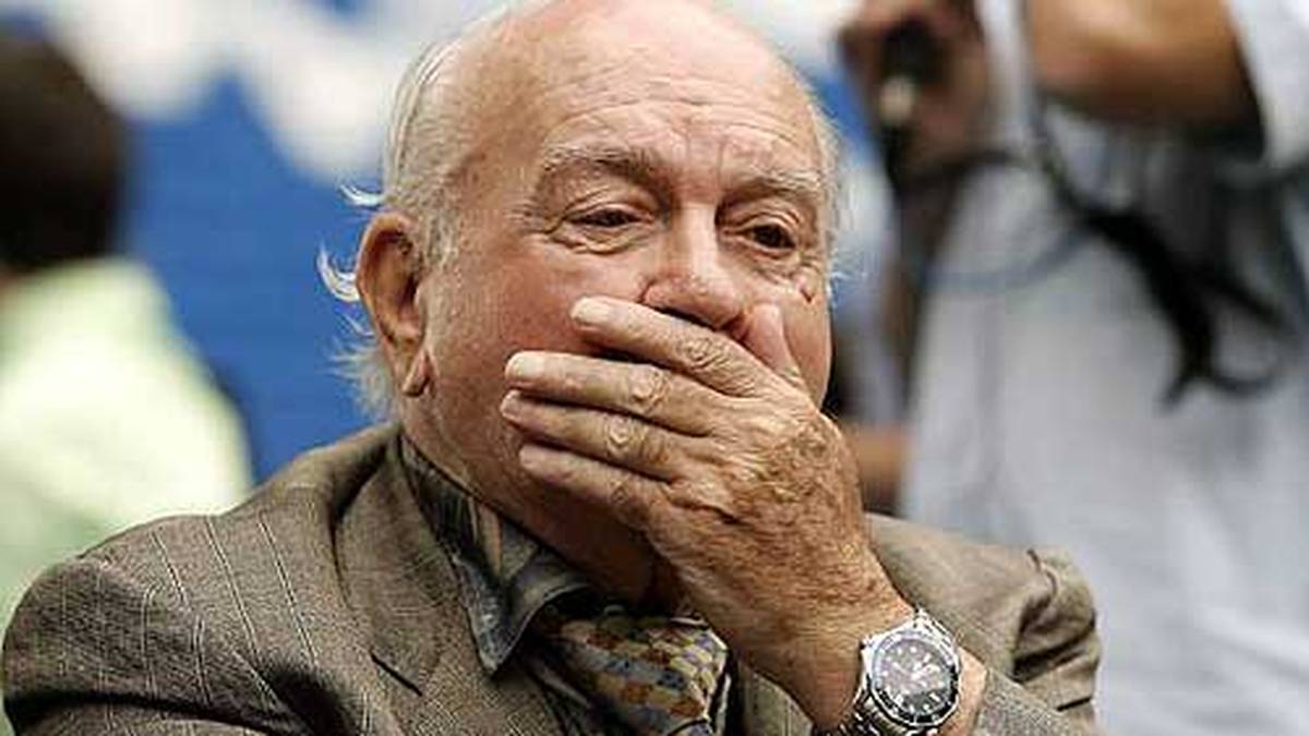 1960/61 treffen die spanischen Traditionsklubs im Achtelfinale des Landesmeisterpokals aufeinander. Im Rückspiel erkennt der englische Referee Athur Ellis vier Treffer der Madrilenen mit des im Sommer 2014 verstorbenen Di Stefano nicht an. Die Katalanen kommen weiter und die gegenseitige Abneigung ist um ein weiteres Kapitel reicher