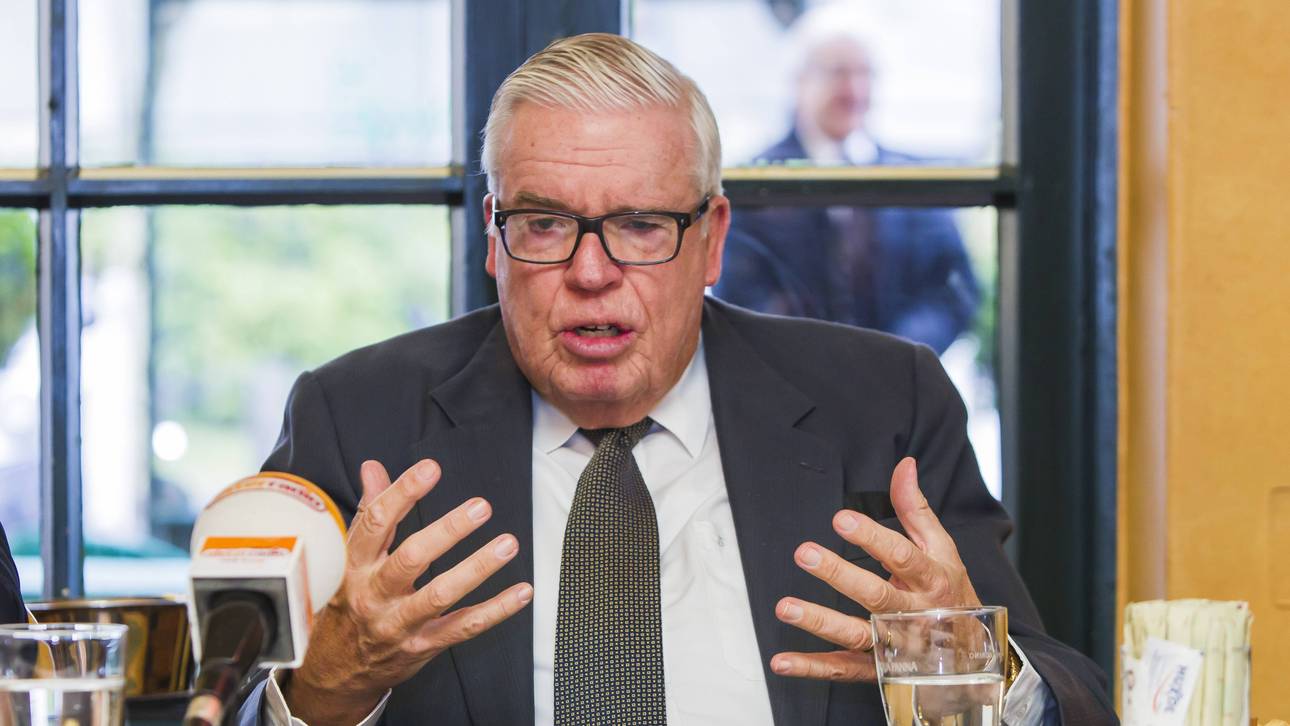 Kühne spottet über HSV-Krise