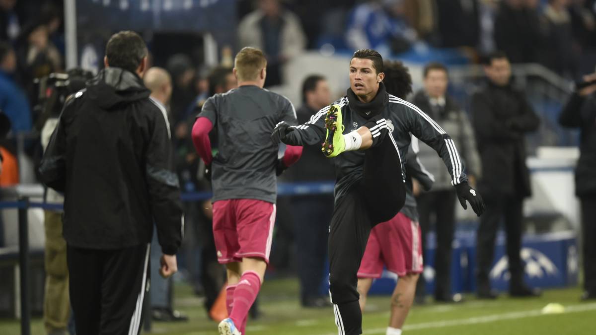 Mit dabei ist natürlich auch der Weltfußballer. Cristiano Ronaldo läuft sich warm...