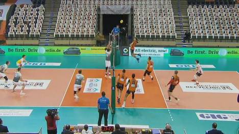 Die Berlin Recycling Volleys gehen durch einen deutlichen 3:0-Sieg gegen den VfB Friedrichshafen mit 2:0 in der Finalserie in Führung. Dem Titelverteidiger fehlt nur noch ein Sieg zum 11. Meistertitel. 