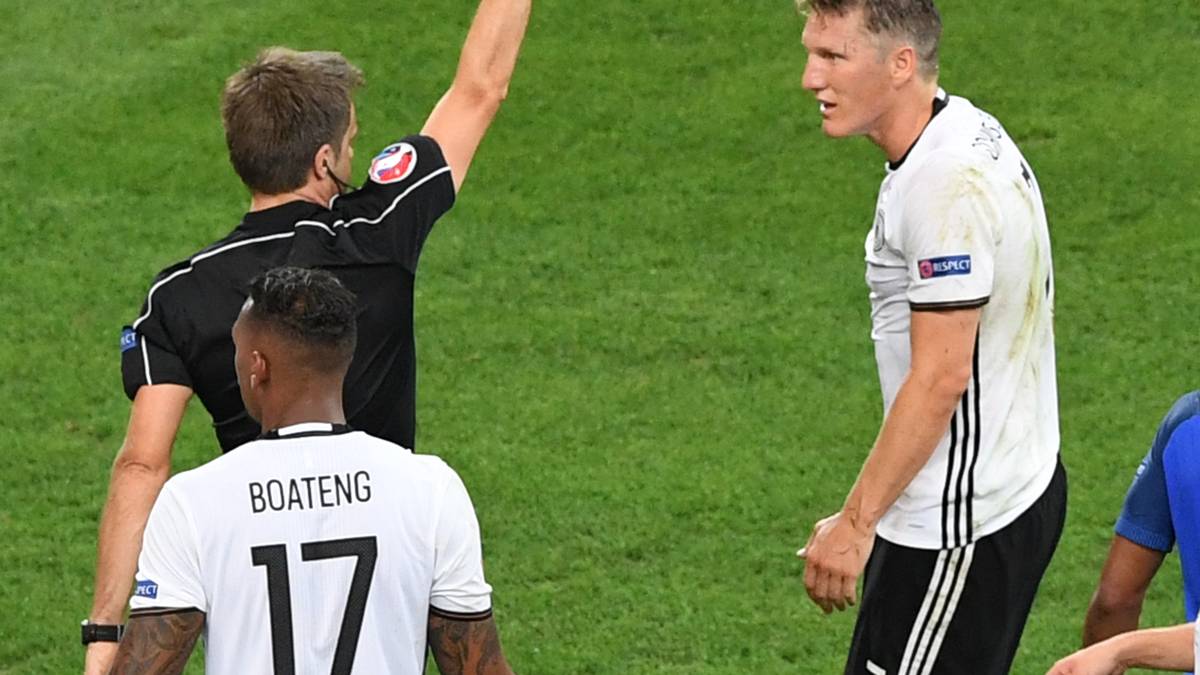 Dafür gibt Schiedsrichter Nicola Rizzoli dem Kapitän der DFB-Elf Gelb und zeigt auf den Punkt.
