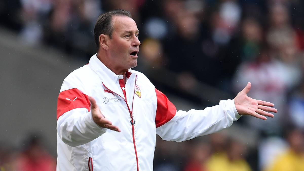 In der 85. Minute kassiert der VfB den Ausgleich - wieder trifft Petersen. Stevens kann es nicht fassen