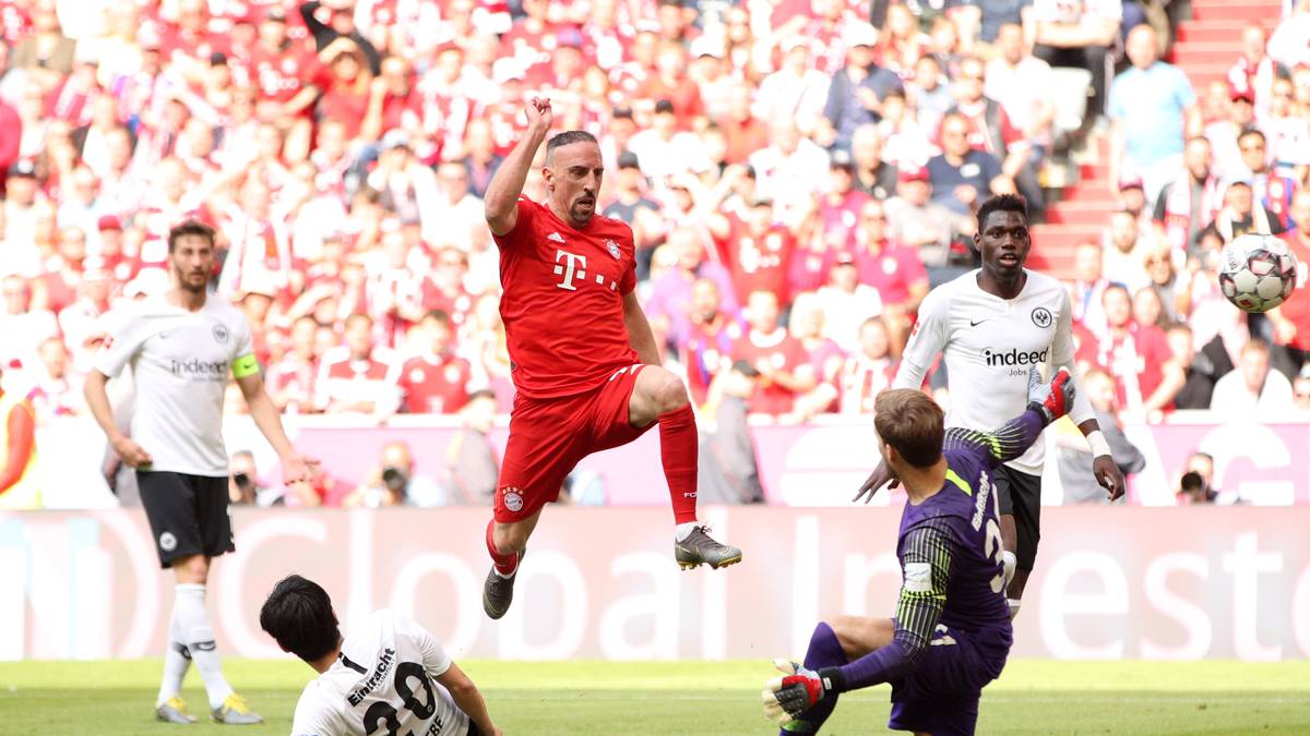 Solche Geschichten schreibt nur der Fußball! 72. Minute, Ribéry bekommt auf der linken Seite den Ball. Wie in besten Zeiten lässt er mit einem Dribbling zwei Gegenspieler stehen und lupft den Ball über Kevin Trapp hinweg ins Tor!