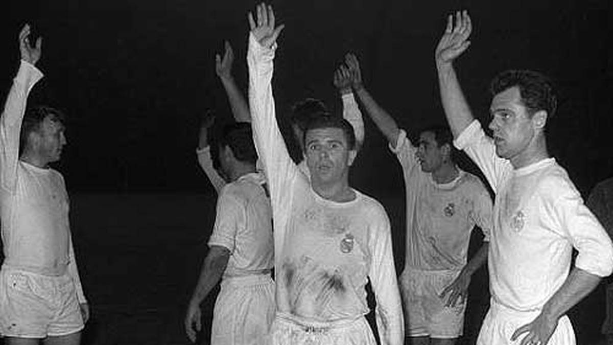 Den höchsten Auswärtssieg feiert Real 1963. Mit 5:1 werden die Katalanen im Camp Nou vom Platz gefegt. Der Ungar Ferenc Puskas (M.) erzielt in dieser Partie drei Treffer