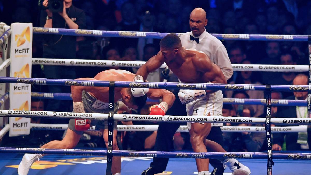 JOSHUA VS. KLITSCHKO: Erstmals seit der Pleite gegen Fury, dem inzwischen nach reichlich Skandalen alle gewonnenen Gürtel wieder entzogen wurden, steht Wladimir Klitschko wieder im Ring. Mit dem britischen Shooting-Star Anthony Joshua liefert er sich am 29. April 2017 ein packendes Duell, geht aber letztlich erneut K.o.. Es ist Klitschkos letzter Profi-Kampf