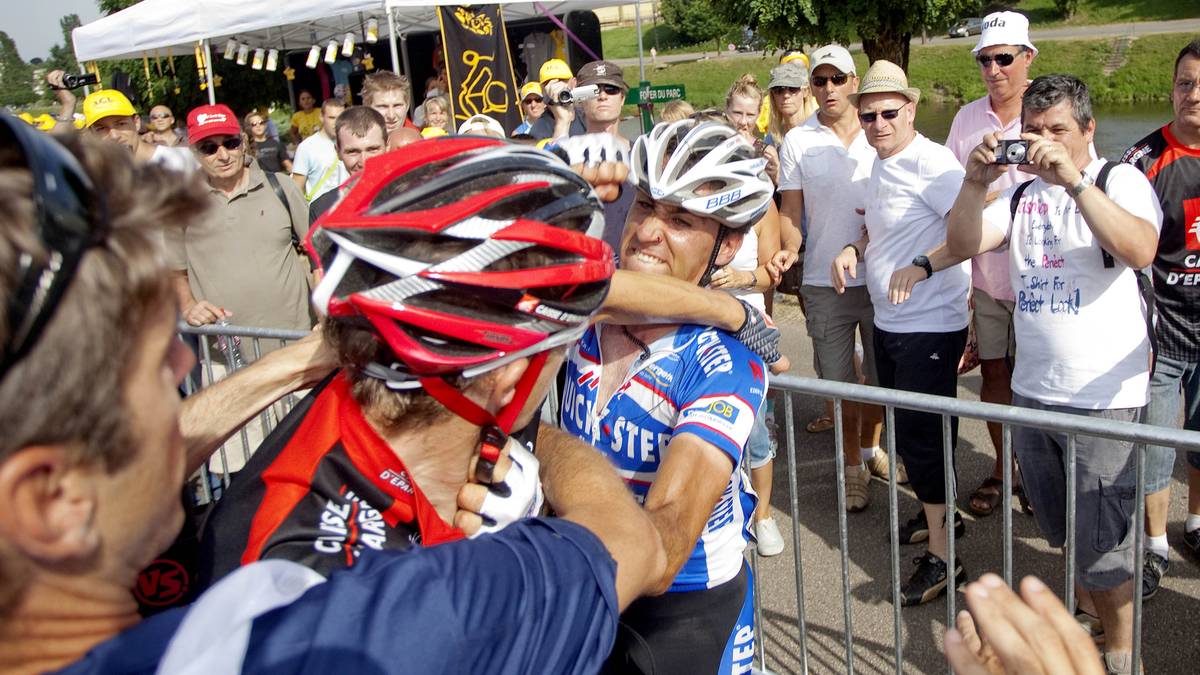 Während der 6. Etappe der Tour de France 2010 geraten der Portugiese Rui Costa (rotes Trikot) und der Spanier Carlos Barredo (blaues Trikot) aufeinander. Als sie im Ziel ankommen, stellen sie ihre Fahrräder ab und wechseln die Sportart - von Radrennen zu Boxen