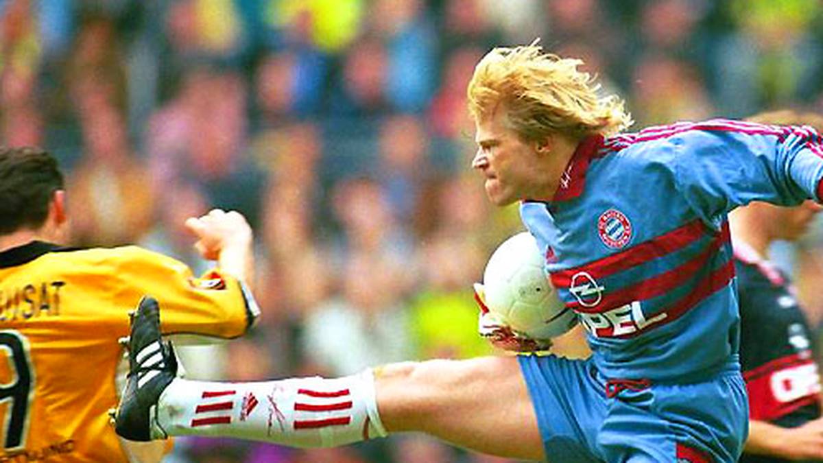 PLATZ 7 - Bundesliga 1998/99, 24. Spieltag: Etwa zwei Jahre später scheint sich Keeper Oliver Kahn an Matthäus zu erinnern. Stephane Chapuisat rettet sich mit einem beherzten Sprung zur Seite vor der deutschen Antwort auf Jackie Chan.