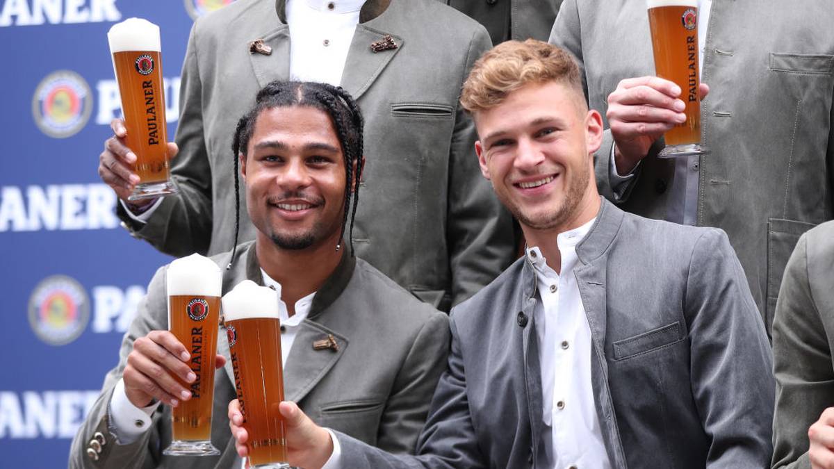 Auch Joshua Kimmich und Serge Gnabry, die beide aus dem Schwabenland kommen, fühlen sich in der Lederhose schon richtig wohl. Für Kimmich ist es bereits das fünfte Lederhosen-Shooting. Für Gnabry immerhin das zweite