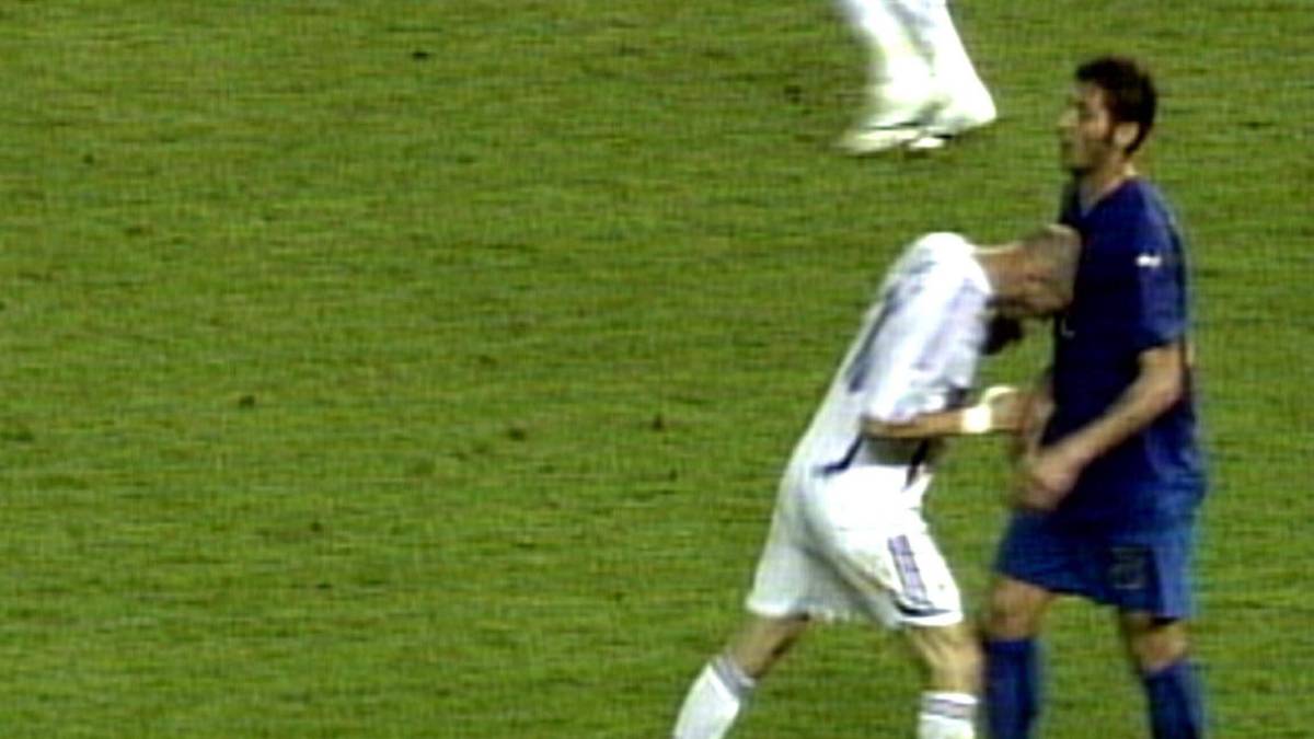 Bei der WM 2006 in Deutschland führt Zidane die Franzosen bis ins Finale, dann verliert er die Nerven. Zidane antwortet auf eine Provokation des Italieners Marco Materazzi mit einem Kopfstoß - der einen traurigen Legendenstatus erlangt