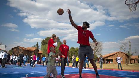 Die NBA engagiert sich seit vielen Jahren in Afrika und veranstaltet mit Stars wie Joel Embiid (Bild) und Dirk Nowitzki Basketball-Camps