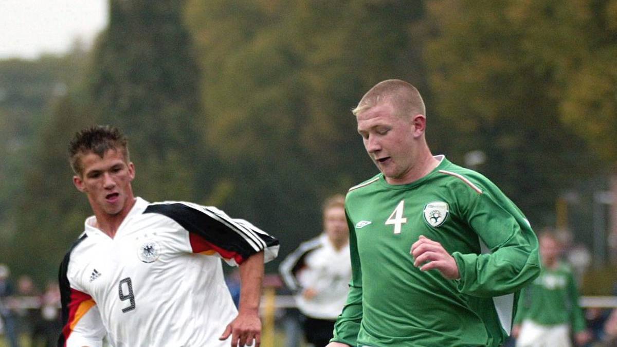 Zu jener Zeit ist Waslikowski (l., gegen Irland) bei den DFB-Junioren im Sturmzentrum gesetzt