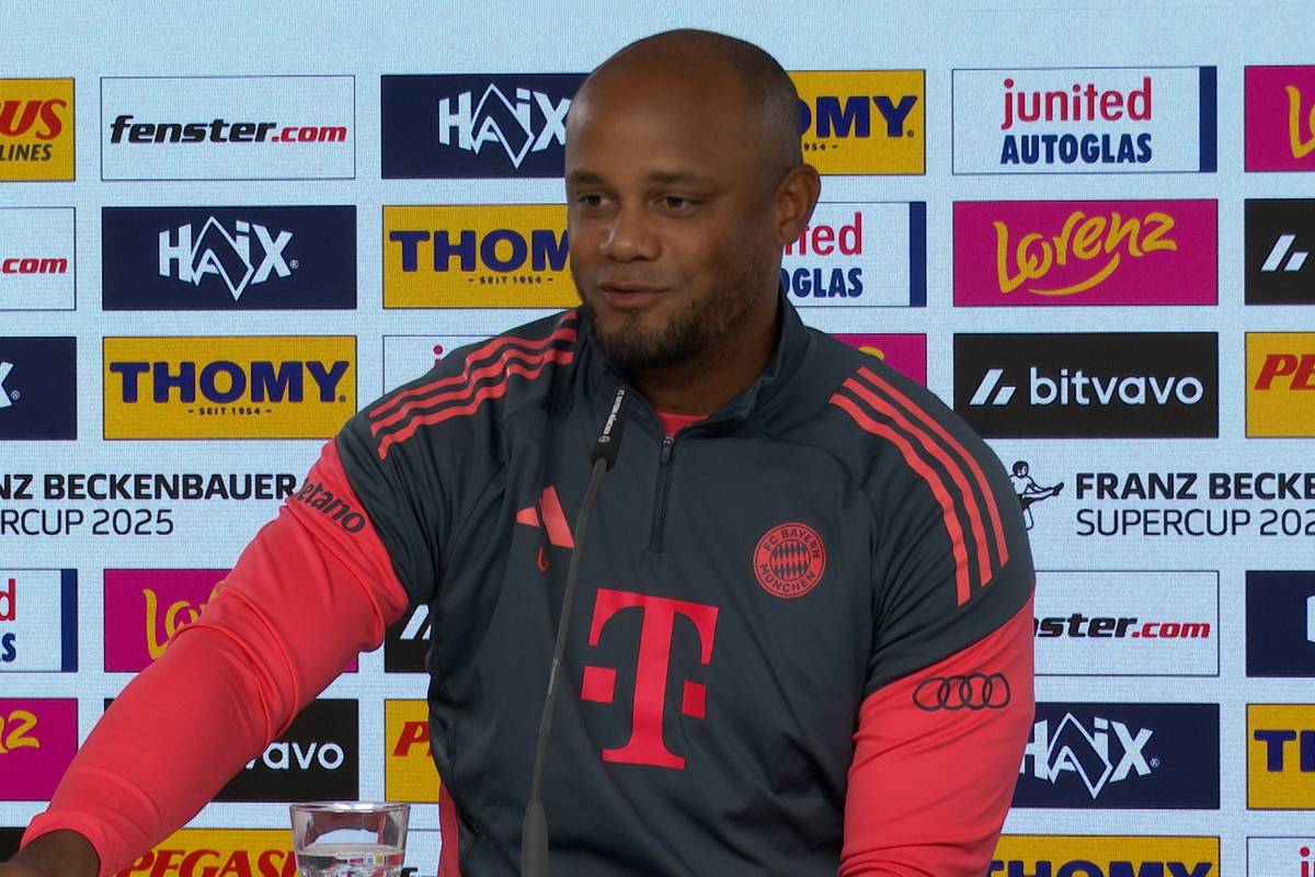 Lennart Karl gilt als riesiges Talent im Bayern-Kader. In der Vorbereitung konnte er bereits auf sich aufmerksam machen. Trainer Vincent Kompany richtet allerdings eine Bitte an die Medien. 