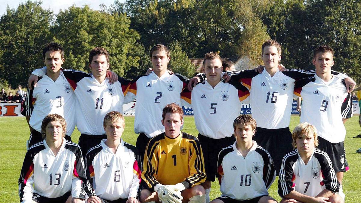 In der deutschen U17 (hier im September 2004 vor einem Länderspiel gegen Litauen) spielt er mit zahlreichen späteren Profis wie Sebastian Tyrala (unten, l.), Ralf Fährmann (unten, M.) und Daniel Halfar (u., 2.v.r.) zusammen