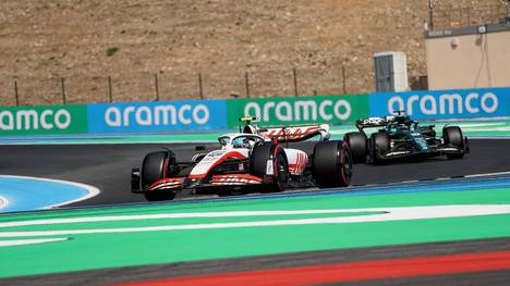 Nach zwei starken Rennen geht Mick Schumacher in Frankreich leer aus. Der Haas-Pilot hat zudem noch Pech. Max Verstappen und Mercedes profitieren vom Drama um Charles Leclerc. Sebastian Vettel verpasst WM-Punkte denkbar knapp.