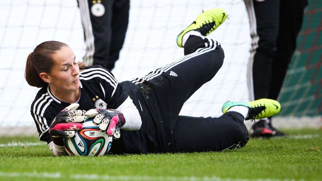 Benkarth feiert Debüt im DFB-Tor