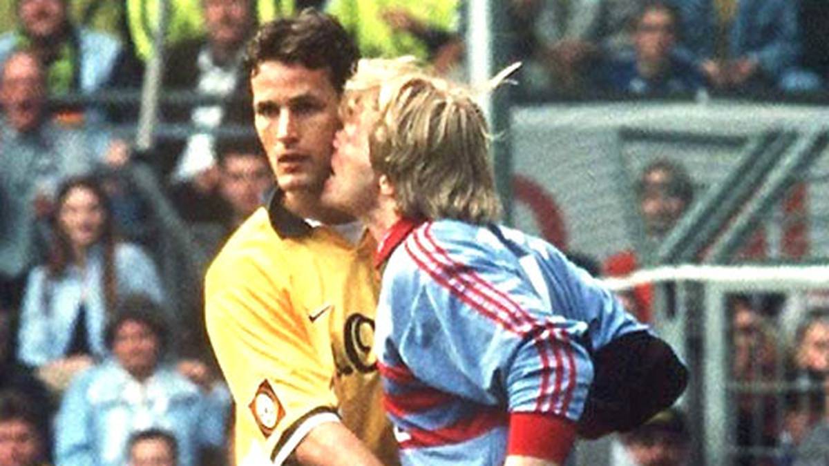 Im selben Spiel - das 2:2 ausgeht - tut Kahn mit einer Knabber-Attacke gegen Heiko Herrlich noch mehr für seinen Ruf als Wüterich.