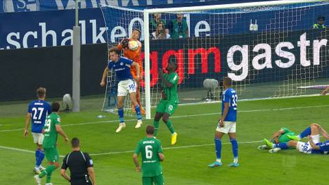 Der FC Schalke 04 hat sich beim Auftaktspiel in der Bundesliga mit 2:2 von Borussia Mönchengladbach getrennt. Vor allem das zweite Tor der Fohlen sorgte für Gesprächsstoff.