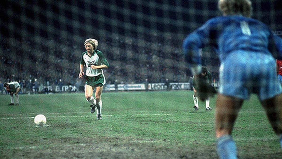 Auch im Rückspiel geht es hoch her. Völler ist wieder dabei, es ist der 33. Spieltag, es geht um die Meisterschaft. Michael Kutzop hat per Elfmeter die Chance zur Entscheidung, der Gegner aber verunsichert den sonst sicheren Schützen. Co-Trainer Egon Coordes drischt den Ball auf die Tribüne, quälende Minuten vergehen, ehe Kutzop endlich antreten kann...