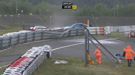Starker Regen sorgt für chaotische Szenen auf dem Nürburgring - und der Polesetter verschenkt seinen Podestplatz.