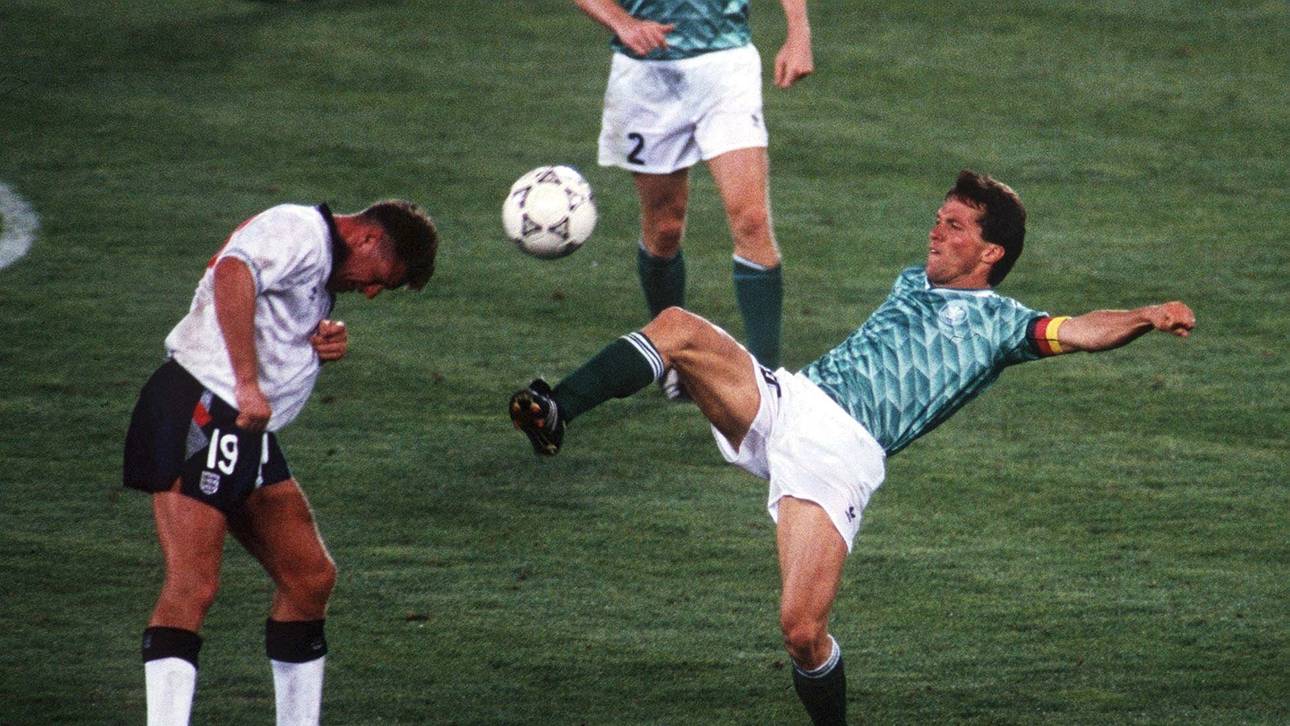 Das Muster des neuen Trikots erinnert ein wenig an das Weltmeister-Trikot 1990