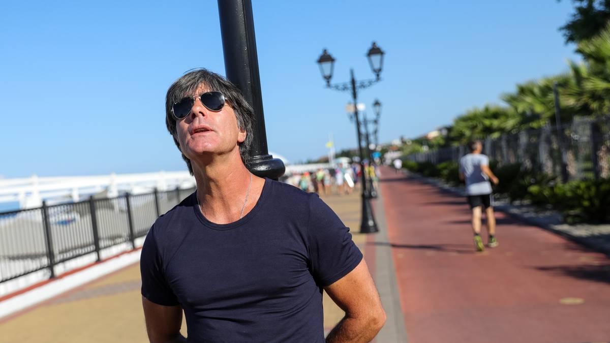 Da werden Gedanken an das Campo Bahia wach: Joachim Löw und der DFB sind in Sotschi angekommen. Der Bundestrainer genießt die Sonne und das Urlaubsfeeling am Schwarzen Meer