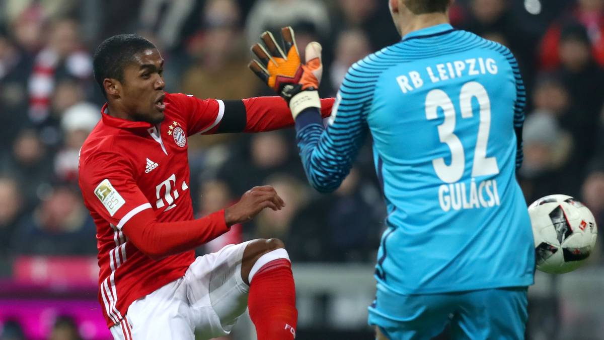 DOUGLAS COSTA: Absoluter Aktivposten auf der linken Seite der Bayern. Immer anspielbar, zeigt starke Dribblings und den ein oder anderen Trick. Trifft beim Stand von 1:0 den Außenpfosten. Nach Robbens Auswechslung spielt der Brasilianer in der zweiten Halbzeit auf rechts, prompt gibt es dort auch mehr Action. SPORT1-Note 1,5