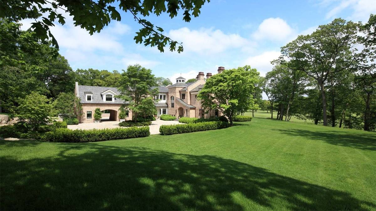 Insgesamt ist das Objekt zwei Hektar groß, wurde 2015 erbaut und liegt neben einem Neun-Loch-Golfplatz