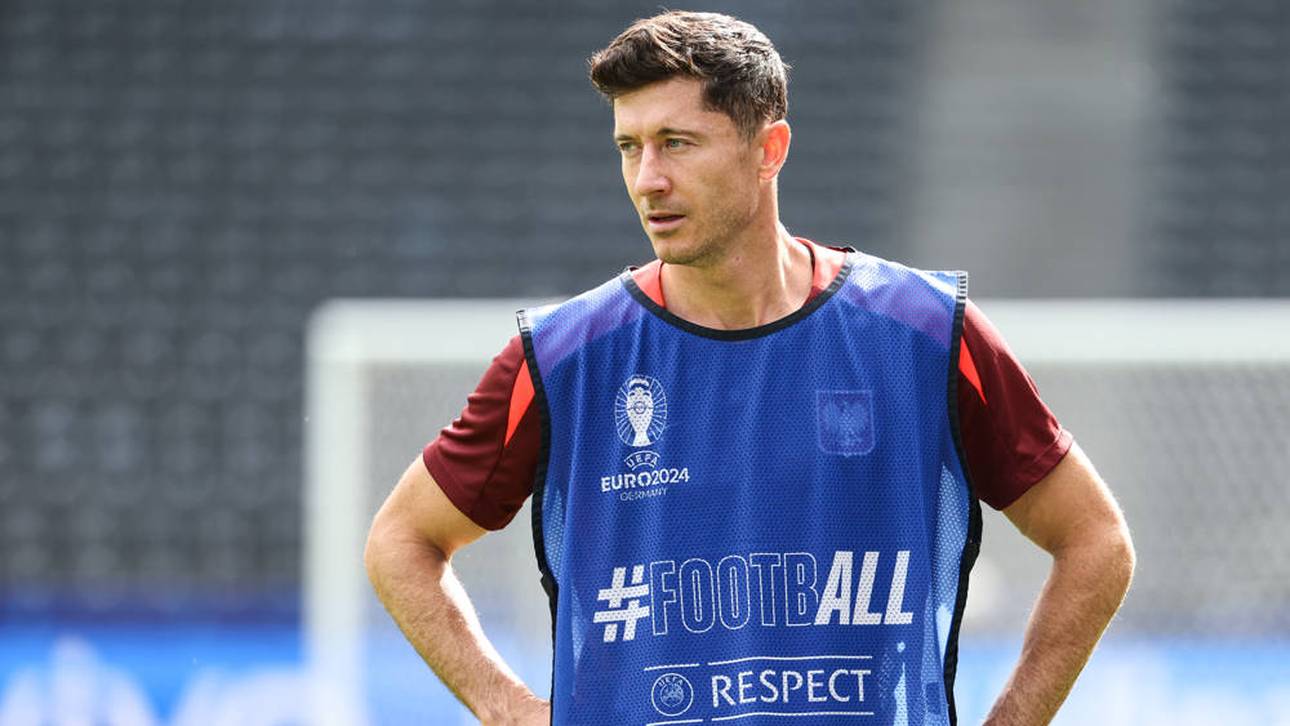 Robert Lewandowski sitzt gegen Österreich zunächst auf der Bank