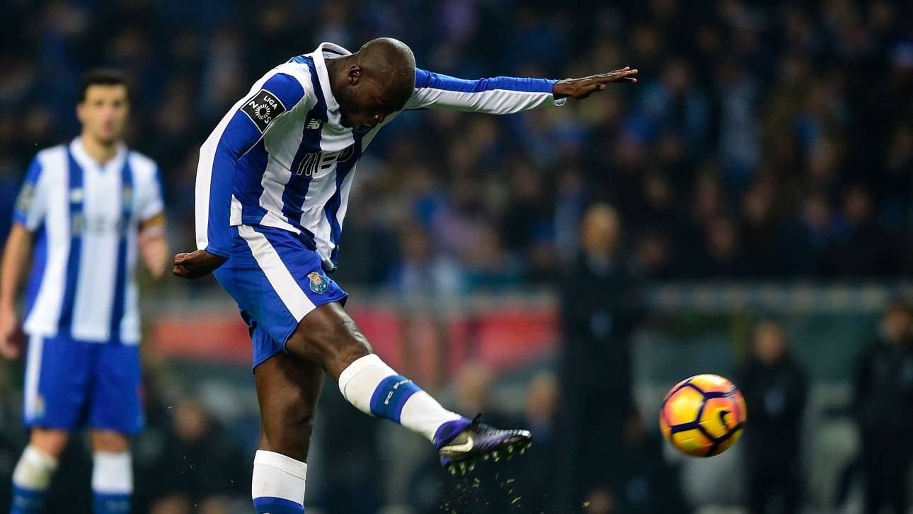 Schiri rennt in Spieler – und zückt Rot