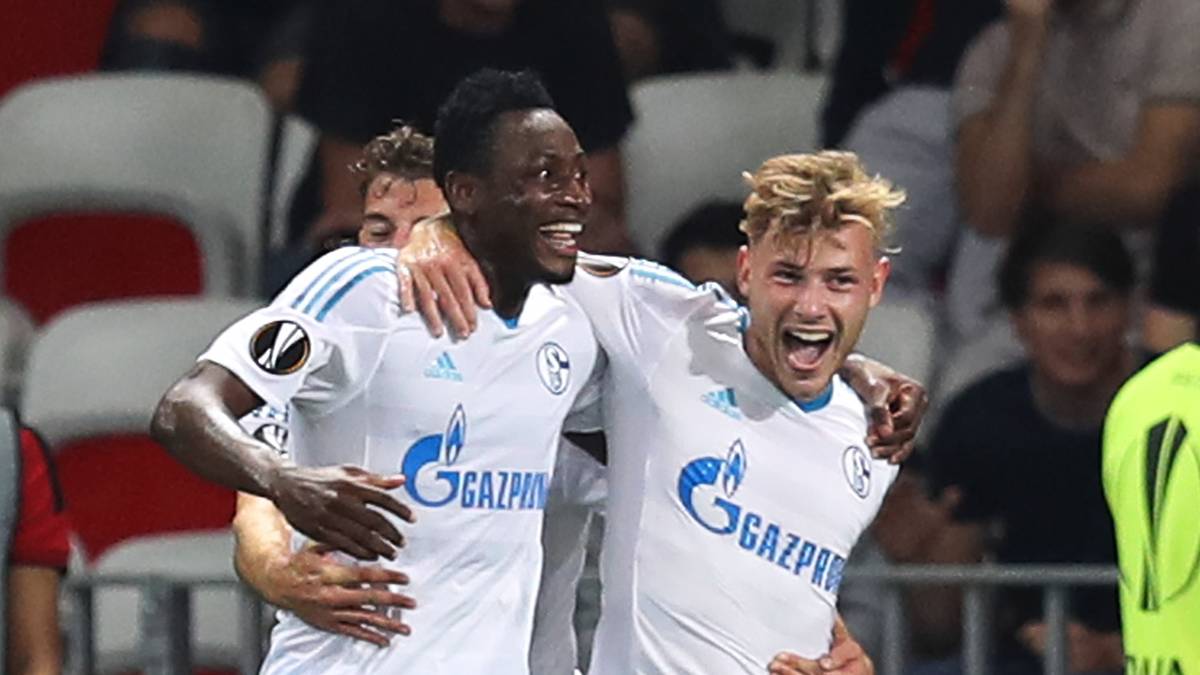 Doch in der 75. Minute erlöst Neuzugang Abdul Rahman Baba die Schalker mit einem harten linken Streich. Vorbereiter Max Meyer feiert mit ihm