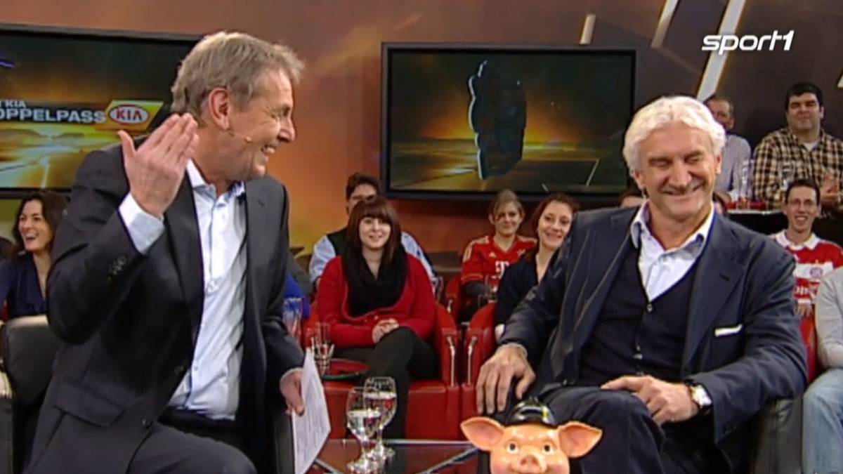 Moderator Jörg Wontorra erzählt von einer Begegnung mit Rudi Völler am Flughafen. "Die Stewardess fragte ihn: 'Are you ready?' und Rudi antwortete: 'No, I am Rudi!'"