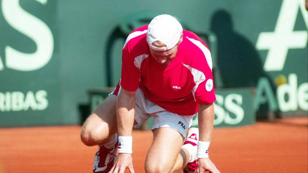 2003 DEUTSCHLAND - WEISSRUSSLAND: Im Relegationsspiel beim TC Blau-Weiß Sundern muss Deutschland die bitterste Pleite seiner Davis-Cup-Geschichte hinnehmen. Rainer Schüttler und Nicolas Kiefer verlieren gegen Weißrussland und besiegeln den Abstieg aus der Weltgruppe