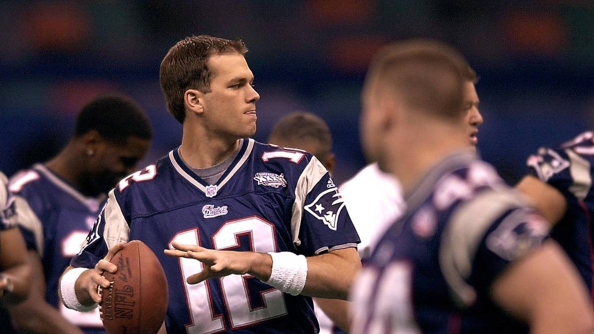 Doch schon im zweiten Jahr wird alles anders. Nach einem Zusammenstoß hat Bledsoe innere Blutungen, Brady springt ein und wird in der Folge zum Starting Quarterback ernannt. Seine Leistungen sind zwar nur mäßig, dennoch reicht es für die Playoffs 2002